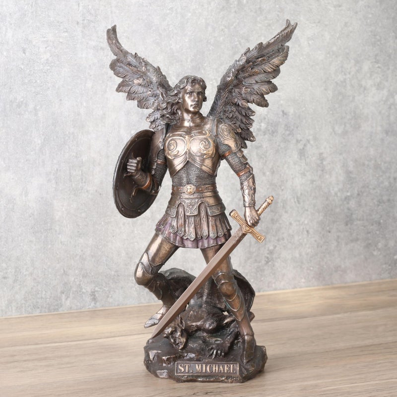 UNICORN تمثال سانت ميخائيل بارتفاع 12.75 بوصة واقف على شيطان مع سيف ودرع - Image 2